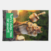 Chipmunk Eating Marshmallow Theedoek (Horizontaal)