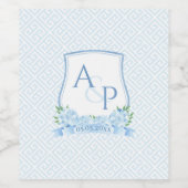Chique Blauw Wit Hydrangea Monogram Bruiloft Crest Wijn Etiket (Enkel label)