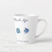 Chique Blauwe Witte Vis en Shell Familie Strandhui Latte Mok (Rechts)