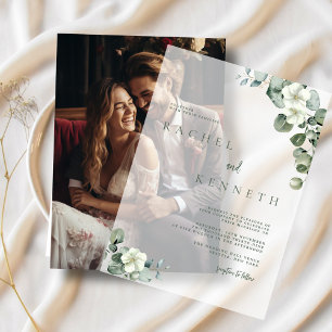 Chique eucalyptusgroen laat minimalistische bruilo vellum uitnodigingen