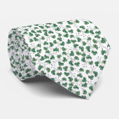 Chique groene shamrocks patroon op witte stropdas (Opgerold)