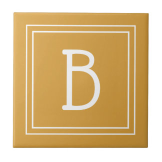 Chique, met monogram gegouden geel & witte initiaa tegeltje