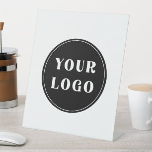 Chique, minimalistisch, stijlvol en  reclamebord met voetstuk