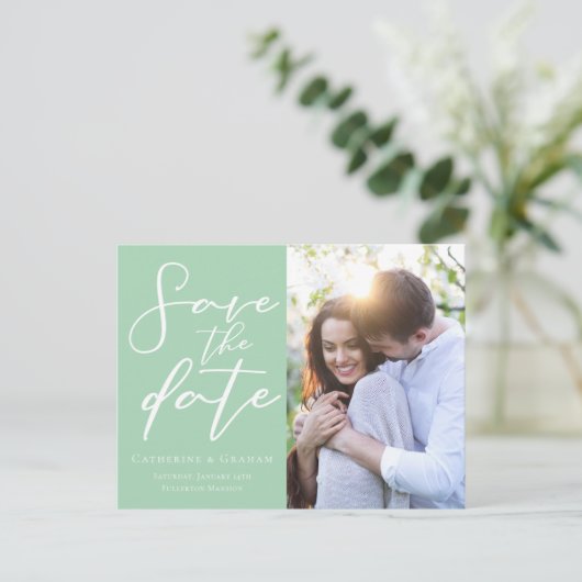 Chique Mintgroene Koppel Foto Save the Datum Aankondigingskaart (Staand voorkant)