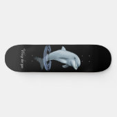 Chique moderne dolfijn en schrift op zwart skateboard (Horizontaal)