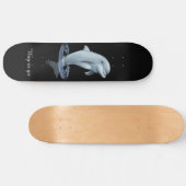 Chique moderne dolfijn en schrift op zwart skateboard (Horizontaal)