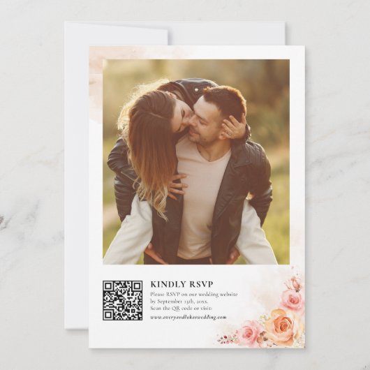 Chique Perzik Blush Bloemen Monogram Foto Bruiloft Kaart (Achterkant)