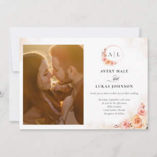 Chique Perzik Blush Bloemen Monogram Foto Bruiloft Kaart