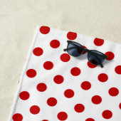 Chique polka dot rode witte achtergrond strandlaken (In situ)