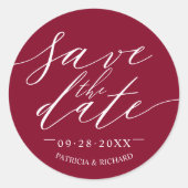 Chique Script Bruiloft Sla de datum op Ronde Sticker (Voorkant)