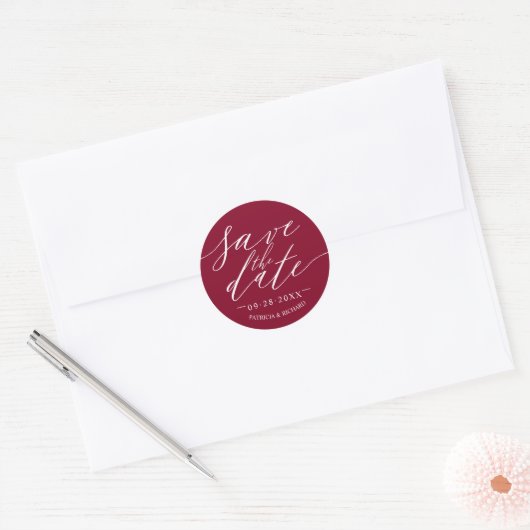 Chique Script Bruiloft Sla de datum op Ronde Sticker (Envelop)