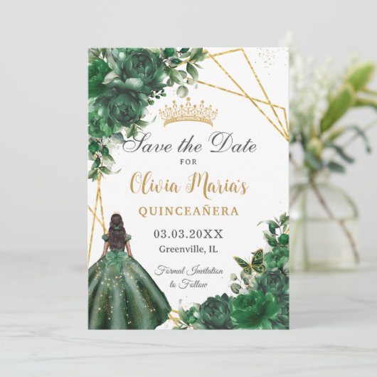 Chique smaragdgroene bloemen bruin meisje quinceañ save the date (Staand voorkant)