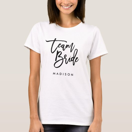 Chique Trendy Brush Zwart Script Team Bride T-shirt (Voorkant)