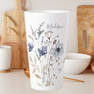Chique waterverf bloemen met monogram in blauw latte mok