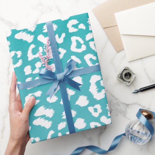 Chique witte luipaardvlekken op turquoise cadeaupapier (Geschenken)