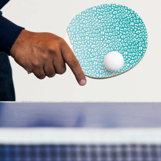 Chique witte luipaardvlekken op turquoise tafeltennisbatje (Insitu)