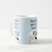 Chiropractor behandelt een Patient Funny Cartoon Koffiemok (Voorkant links)