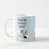 Chiropractor behandelt een Patient Funny Cartoon Koffiemok (Links)