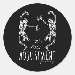 Chiropractor dansende skeletten die na aanpassing ronde sticker