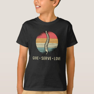 Chiropractor geeft Serve Love Chiro Chiropractic T-shirt