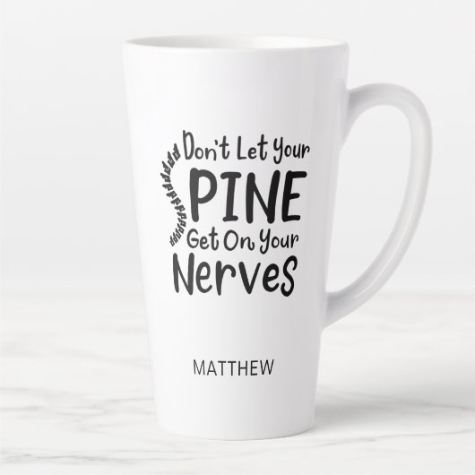 Chiropractor-medewerker laat geen stekelvorming op latte mok (Rechts)