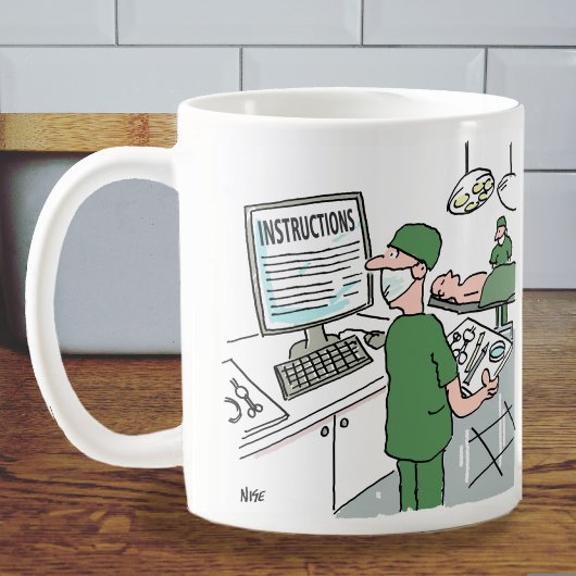 Chirurg kijkt naar instructies voor de operatie koffiemok