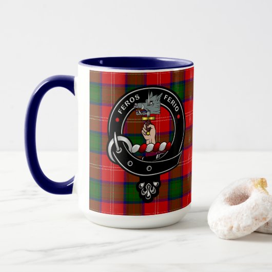 Chisholm Clan Badge & Wrap Around Tartan Mok (Met donut)