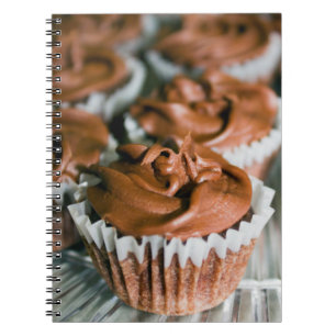 Chocolade Berijpte Cupcakes op een Foto van het Notitieboek