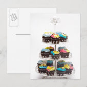 Chocolade cupcakes op een taartstand briefkaart (Voorkant / Achterkant)