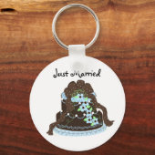 Chocolade en blauwe bruiloft Cake - gewoon gehuwd Sleutelhanger (Voorkant)