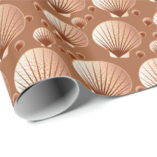 Chocolade en bruine zeeschelpen op cacaobruin cadeaupapier