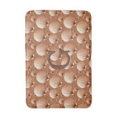 Chocolade en geelbruine zeeschelpen op cacaobruin badmat (Voorkant Verticaal)