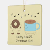 Chocolade Frosted Donut & Coffee Mok Dansen: Keramisch Ornament (Links)