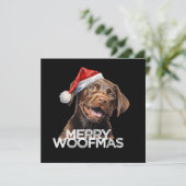 Chocolade lab hond kerstmuts MERRY WOOFMAS grappig Feestdagenkaart (Staand voorkant)