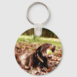 Chocolade Labrador die met een bal speelt Sleutelhanger