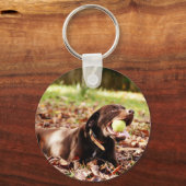 Chocolade Labrador die met een bal speelt Sleutelhanger (Voorkant)