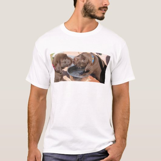 Chocolade Labrador Puppies Play T-shirt (Voorkant)