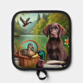 Chocolade Labrador Puppy bij een meer met eenden Pannenlap (Voorkant)