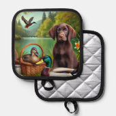 Chocolade Labrador Puppy bij een meer met eenden Pannenlap (Voorkant / Achterkant)