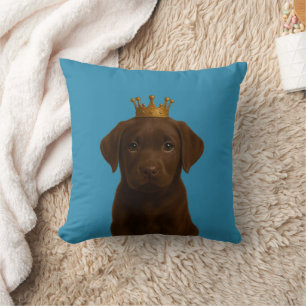 Chocolade Labrador Puppy in Gouden Kroon Schattige Kussen