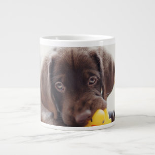 Chocolade Labrador Puppy met Speelgoed Duck Extra Grote Beker