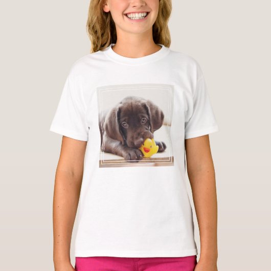 Chocolade Labrador Puppy met Speelgoed Duck T-shirt (Voorkant)