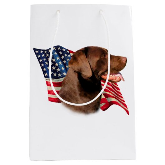 Chocolade Labrador Retriever Amerikaanse vlag Medium Cadeauzakje (Voorkant)