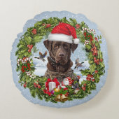 Chocolade Labrador Retriever, Kerstkrans Rond Kussen (Voorkant)