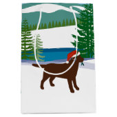 Chocolade Labrador Uitzicht voor kerstwinter Medium Cadeauzakje (Voorkant)