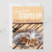 Chocolade motregen ijsschep op een wafel kaart (Voorkant)