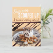 Chocolade motregen ijsschep op een wafel kaart (Staand voorkant)