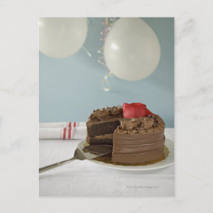 Chocoladecake met ontbrekende plak op tafel, briefkaart