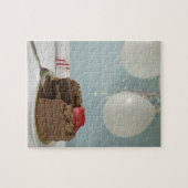 Chocoladecake met ontbrekende plak op tafel, legpuzzel (Horizontaal)