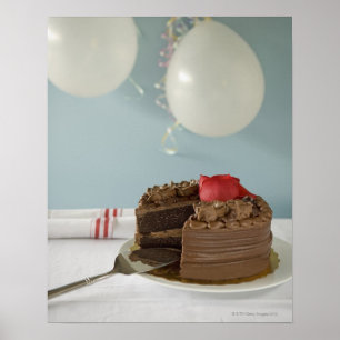 Chocoladecake met ontbrekende plak op tafel, poster